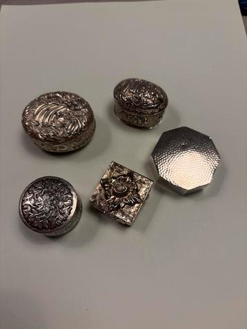 Zilveren sieraden of pillen doosjes per stuk te koop beschikbaar voor biedingen