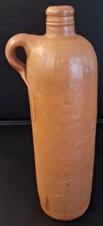 Slanke bruine kruik met oor - met nummer - Adv S 415, Antiek en Kunst, Antiek | Keramiek en Aardewerk, Ophalen of Verzenden