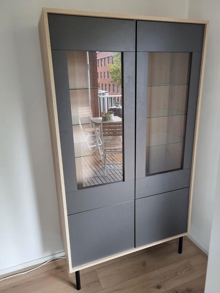 BASIC BWT104 Vitrinekast grafiet/hout, Huis en Inrichting, Kasten | Vitrinekasten, Zo goed als nieuw, 150 tot 200 cm, 25 tot 50 cm