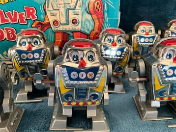 12 antieke silver robots van Yone in display beschikbaar voor biedingen