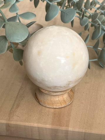 Betoverende Bol Witte Maansteen – 334 gram, 6 cm beschikbaar voor biedingen