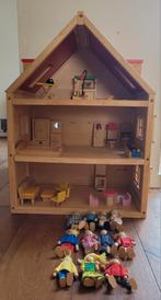 Mooi houten poppenhuis met veel meubels en Goki poppetjes, Kinderen en Baby's, Speelgoed | Poppenhuizen, Ophalen of Verzenden