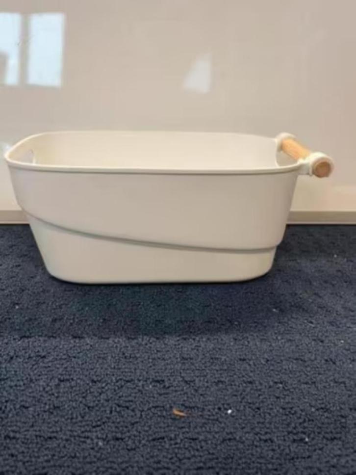 NIEUW! Wenko mand wit plastic houten handvat per stuk €4,99, Huis en Inrichting, Woonaccessoires | Schalen en Manden, Nieuw, Mand