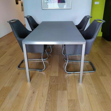 Metaform S-16 tafel met vier eetkamerfauteuils van Label beschikbaar voor biedingen