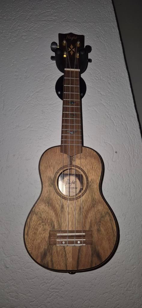 Mooie Flight Ukelele te koop! Met muurbeugel, Muziek en Instrumenten, Snaarinstrumenten | Overige, Zo goed als nieuw, Ukelele