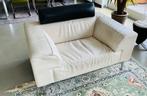 Lederen loveseat Howlo van Leolux gebroken wit met zwart, Huis en Inrichting, Fauteuils, Ophalen, Gebruikt, 100 tot 125 cm, Design