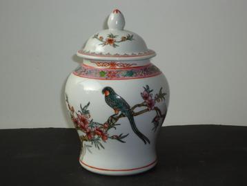 Mid-Century Chinese handpainted porcelain covered vase, pot beschikbaar voor biedingen