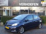 Toyota Yaris 1.3 VVT-i Dynamic - AUTOMAAT - CRUISE / CLIMATE, Auto's, Toyota, Euro 5, Stof, Gebruikt, Zwart