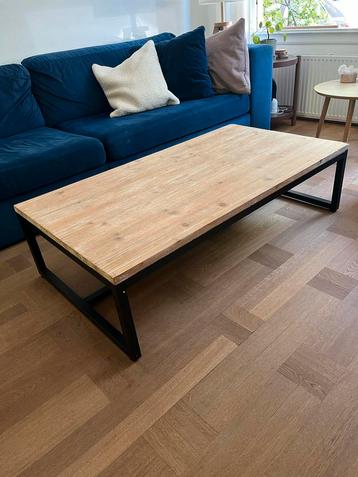 Houten Salontafel met Metalen Onderstel beschikbaar voor biedingen
