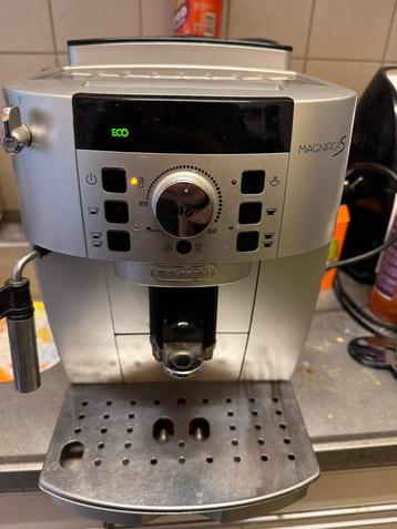Goede en nette DeLonghi koffiebonen machine met 2 filters beschikbaar voor biedingen