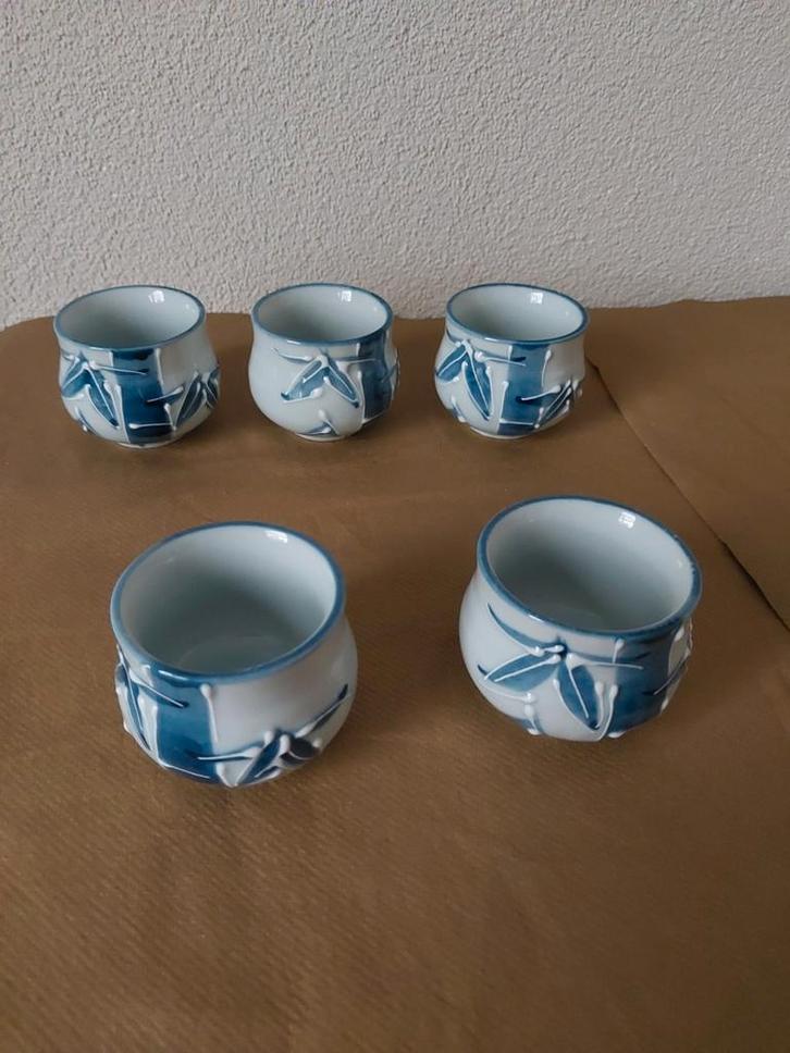 5 kleine keramieken Japanse kommetjes voor sake, Verzamelen, Porselein, Kristal en Bestek, Zo goed als nieuw, Overige typen, Overige materialen