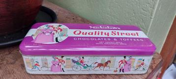 Oude blikken doos Quality Street Mackintosh's beschikbaar voor biedingen