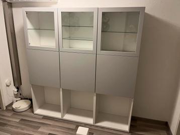 Ikea Besta Kast Wit met Lichtgrijze Deurtjes en verlichting beschikbaar voor biedingen