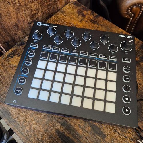 Novation Circuit Groove box, Muziek en Instrumenten, Midi-apparatuur, Zo goed als nieuw, Ophalen of Verzenden