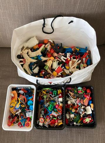Heel veel playmobil poppetjes dieren fiets accessoires etc beschikbaar voor biedingen