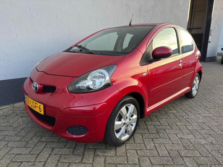 Toyota Aygo 1.0-12V Aspiration Red 5-Deurs - Alcantara, Auto's, Toyota, Bedrijf, Te koop, Aygo, ABS, Airbags, Airconditioning