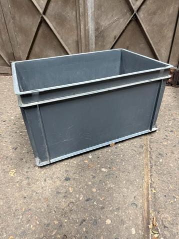Stapelbak magazijn kunststof 600x400x320 beschikbaar voor biedingen