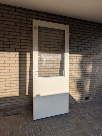 Witte buitendeur met (enkel)glas beschikbaar voor biedingen