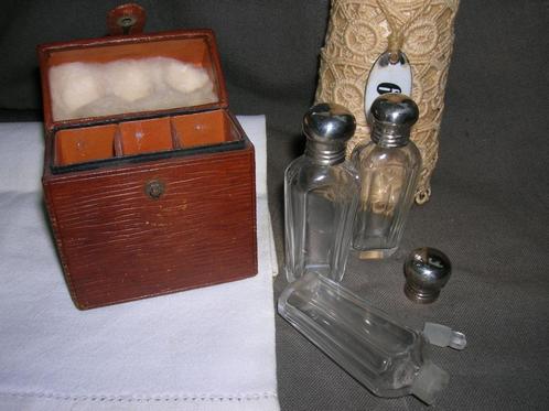 3 kleine parfumflesjes glas met glazen stopje in reis-etui, Antiek en Kunst, Curiosa en Brocante, Ophalen of Verzenden