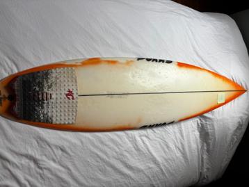 Surfboards, van Courtney Conlogue en Eveline Hooft beschikbaar voor biedingen