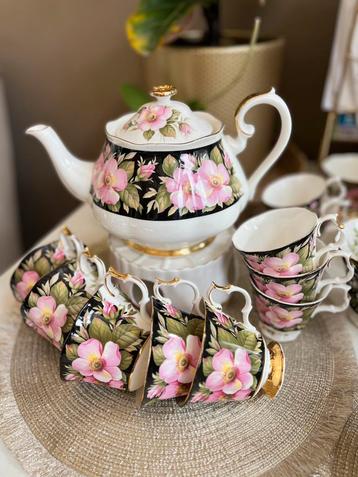 Royal Albert , Provinciale Flowers: Theepot Alberta Rose beschikbaar voor biedingen