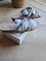 DAMES SLIPPERS MET HAKJE MAAT 38 NIEUW KLEUR BEIGE/ PANTER, Ophalen of Verzenden, Nieuw, Beige