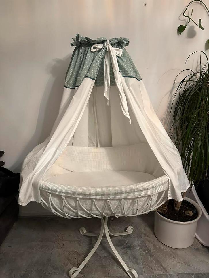 Mooie witte wieg met hemeltje, Kinderen en Baby's, Babywiegjes en Ledikanten, Zo goed als nieuw, Wieg, Ophalen of Verzenden