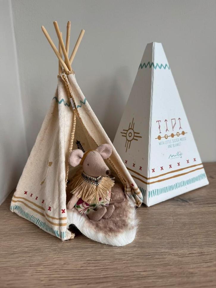 Maileg little feather met tipi, Verzamelen, Poppenhuizen en Toebehoren, Zo goed als nieuw, Poppenhuis, Ophalen of Verzenden