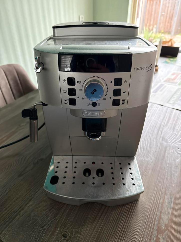 DeLonghi Magnifica S Koffiemachine, Witgoed en Apparatuur, Koffiezetapparaten, Gebruikt, Koffiebonen, Koffiemachine, 2 tot 4 kopjes