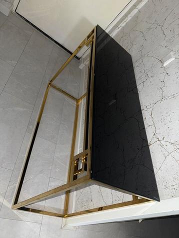 Mooie decortafel beschikbaar voor biedingen