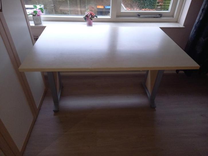 Bureau Prima /Ahorn Z.G.A.N., Huis en Inrichting, Bureaus, Zo goed als nieuw, Bureau, Ophalen