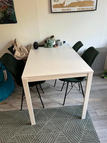 Uitschuifbare eettafel met 4 stoelen beschikbaar voor biedingen