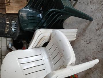 8 stapelstoelen en tuintafel ideaal voor op de bouw oid beschikbaar voor biedingen