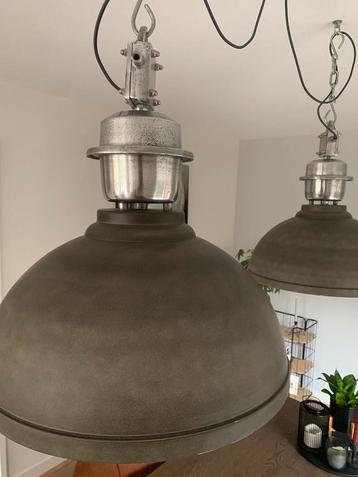 2 grote industriële hanglampen beschikbaar voor biedingen