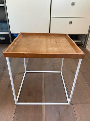 Houten bijzettafeltje beschikbaar voor biedingen
