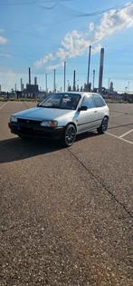 Toyota Starlet 1.3 XLI AUT E2 1995 Grijs, Auto's, Stof, 74 pk, 4 cilinders, Starlet