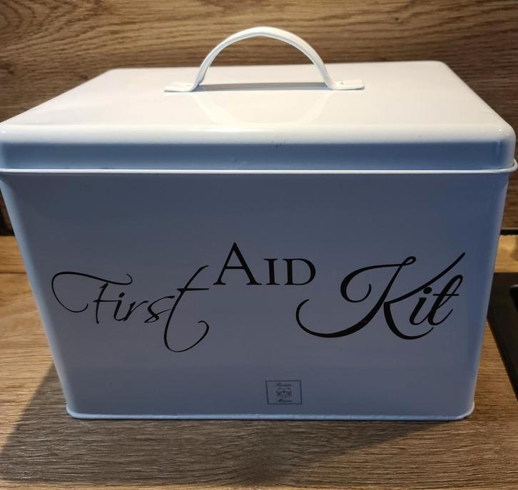 Rivièra Maison EHBO-doos - Stijlvol & Praktisch, Huis en Inrichting, Woonaccessoires | Kisten, Nieuw, Minder dan 50 cm, Minder dan 50 cm