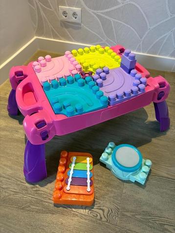 Mega Bloks tafel + heel veel blokken! beschikbaar voor biedingen