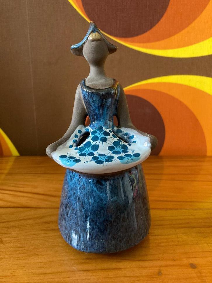 Jie Gantofta Sweden meisje met schaal met kersen blauw 17cm, Antiek en Kunst, Antiek | Keramiek en Aardewerk, Ophalen of Verzenden