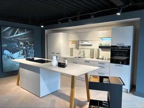 NEXT125 Showroomkeuken Zandgrijs, Huis en Inrichting, Keuken | Complete keukens, Nieuw, Overige typen, Grijs, Composiet, Met kookeiland