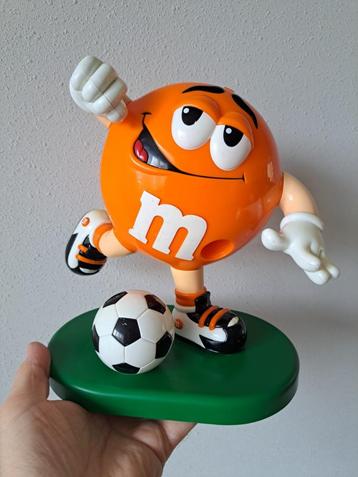 Grote voetballer snoepdispenser van kunststof M&M's  beschikbaar voor biedingen