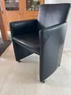2 Zwart leren stoelen met flexibele rugleuning, Huis en Inrichting, Stoelen, Ophalen, Zo goed als nieuw, Zwart