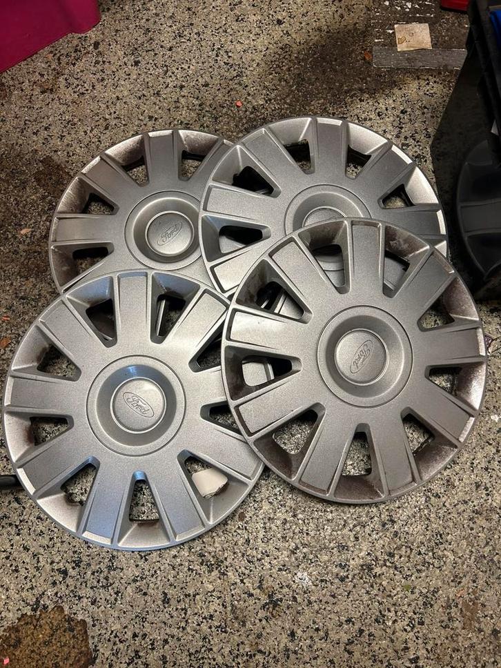 4 wieldoppen en 4 winterbanden, Auto diversen, Wieldoppen, Zo goed als nieuw, Ophalen