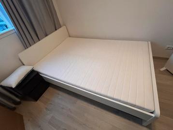 IKEA Bed 140x200 + Matras & Nachtkastje beschikbaar voor biedingen
