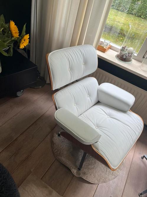 Charles & Eames stoel met poef ( replica), Huis en Inrichting, Fauteuils, Gebruikt, Hout, Kunststof, Metaal, Ophalen