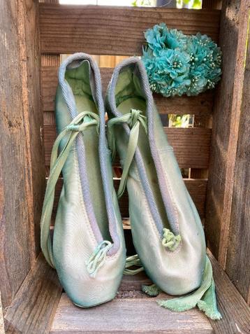 Brocante groene oude spitzen beschikbaar voor biedingen