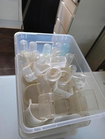 Kratje met drinkflesjes en voer bakjes. beschikbaar voor biedingen