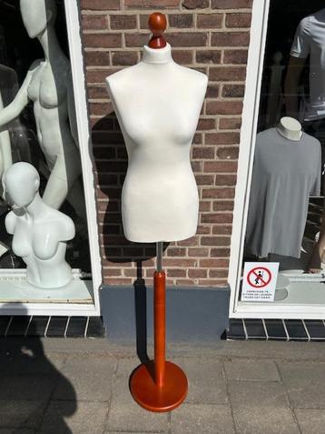 paspop op houten standaard etalagepop torso buste beschikbaar voor biedingen
