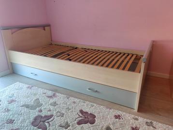 Eenpersoonsbed + bureau  beschikbaar voor biedingen