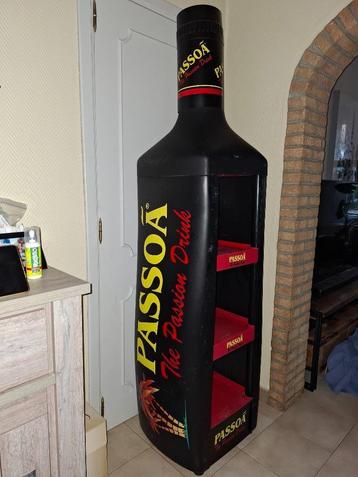 Originele grote Passoa display / rek in flesvorm beschikbaar voor biedingen